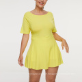 Em estoque de tênis de tênis Sportswear spandex novo engrenagem de ioga plus size u costas de tênis amarelo vestido de tênis com shorts